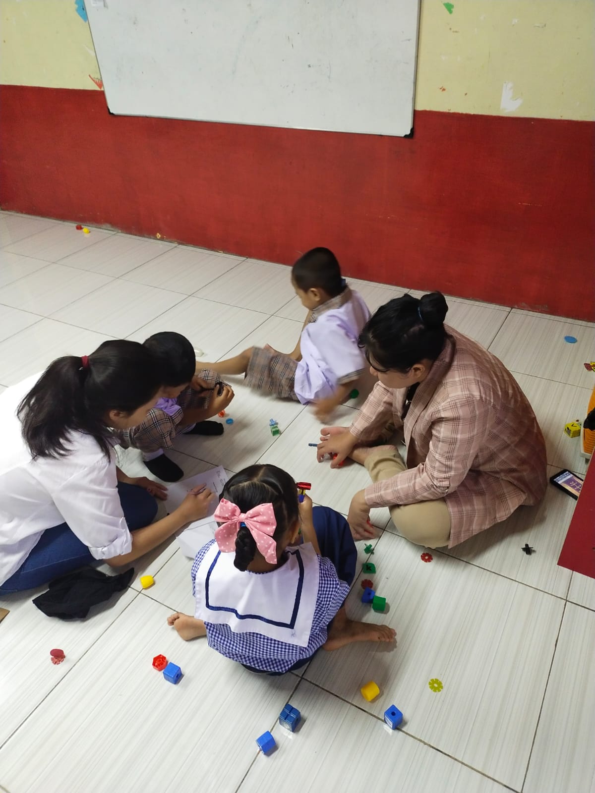 Merangsang motorik halus anak dengan memegang pensil
