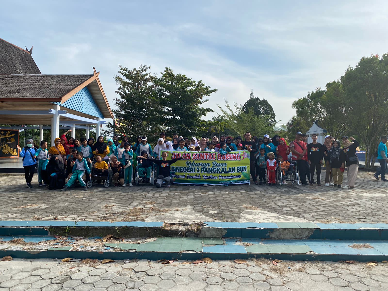 Di depan Monumen Palagan Sambi, Pangkalan Bun