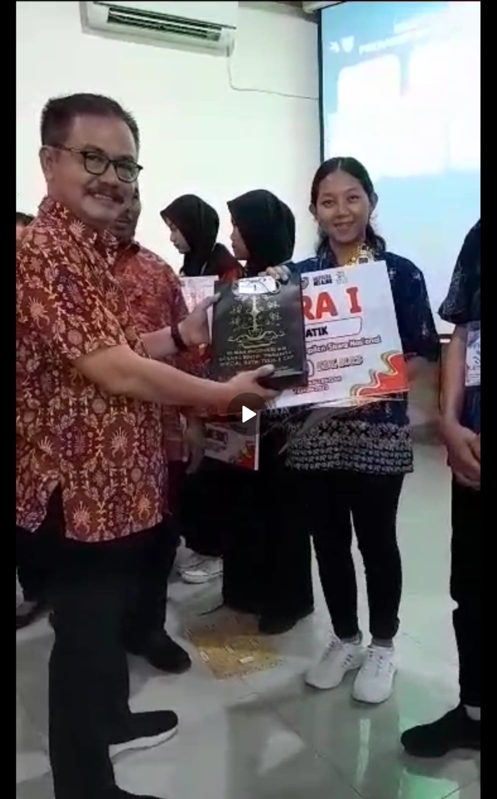 Prestasi siswa SLB N Tamiang Layang dalam lomba Membatik LKSN Tk. Provinsi Kal.Teng