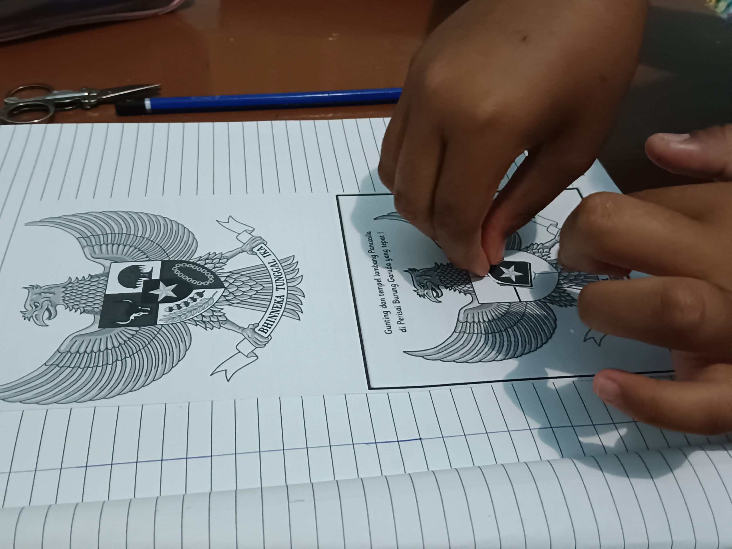 Asyiknya Mengenal Simbol-Simbol Sila Pancasila dengan Metode Menempel pada Anak Hambatan Intelektual